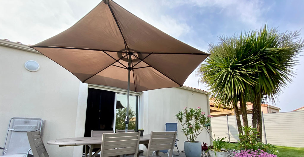 Infographie en flat design montrant trois configurations vues du dessus : parasol rond au-dessus d'une table ronde, parasol rectangulaire au-dessus d'une table rectangulaire, et parasol déporté positionné latéralement à côté d'une table, avec ombres portées illustrant la couverture.
